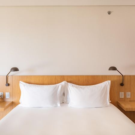 B Hotel Brasília Eksteriør billede A bed with two pillows