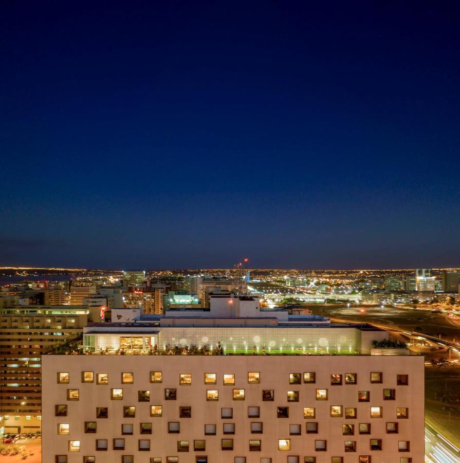 B Hotel Brasília Eksteriør billede View of the building at night