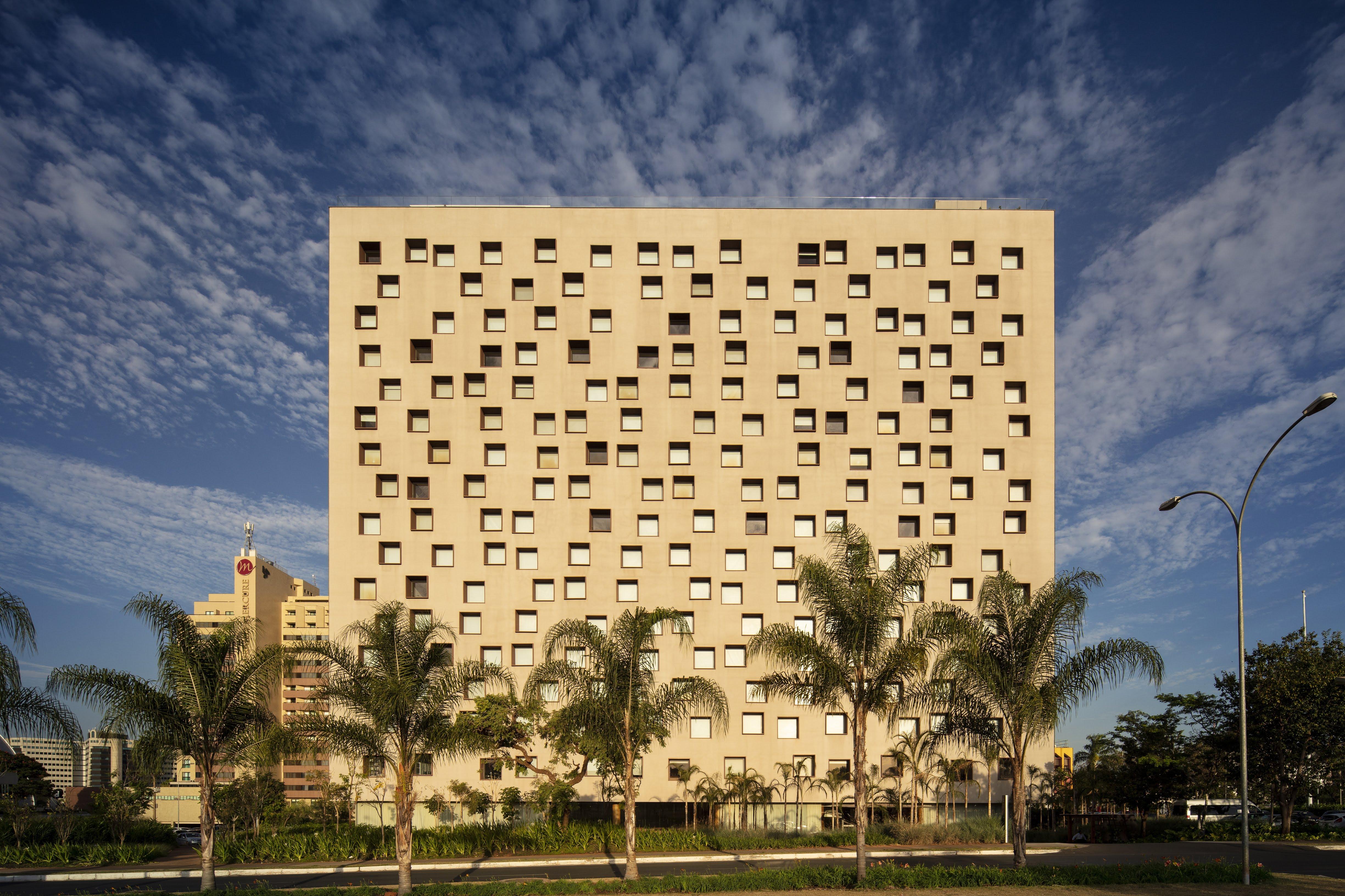 B Hotel Brasília Eksteriør billede The 1960s-built 12-storey, 200-bed, 100-room nursing home at the Royal Perth Hospital, Perth, Western Australia.
