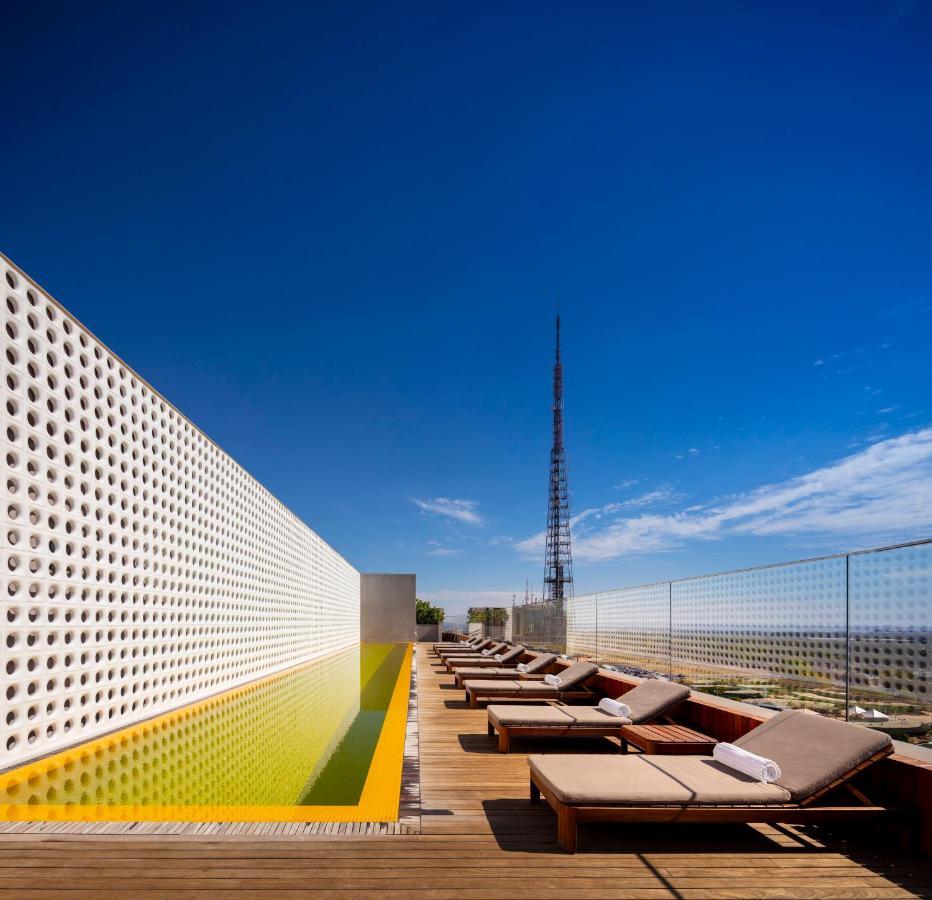 B Hotel Brasília Eksteriør billede The rooftop pool at the Hotel
