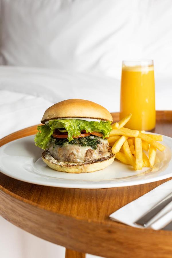 B Hotel Brasília Eksteriør billede A cheeseburger with fries and orange juice